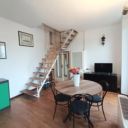 Apartment Bay